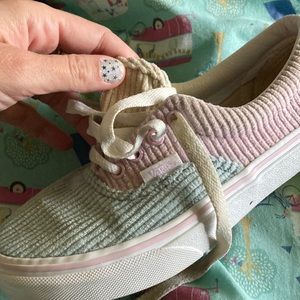 Vans Size 2.5 children’s. Like new condition. Gray and pink
